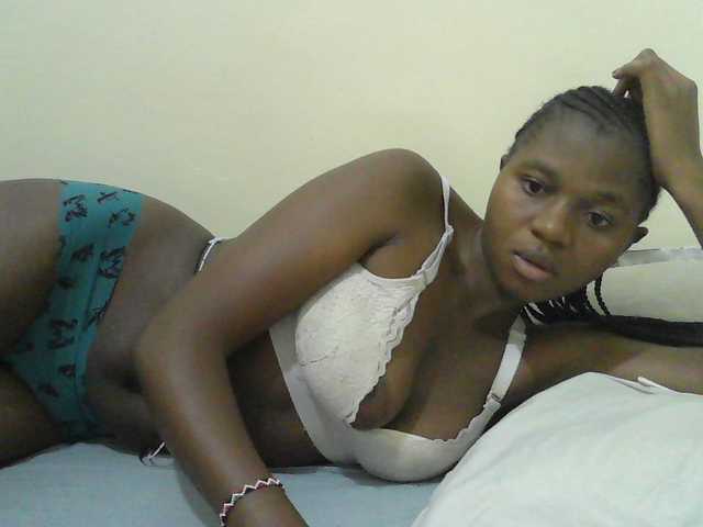 Mystiq-Ella live cam on BongaCams