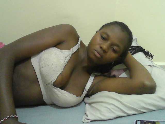 Mystiq-Ella live cam on BongaCams
