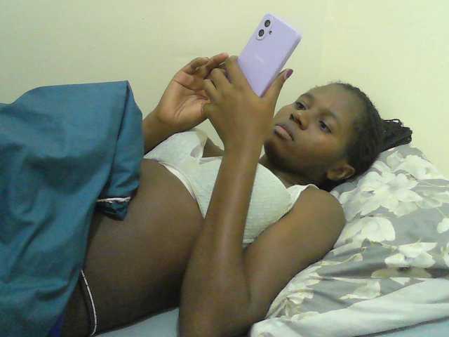 Mystiq-Ella live cam on BongaCams