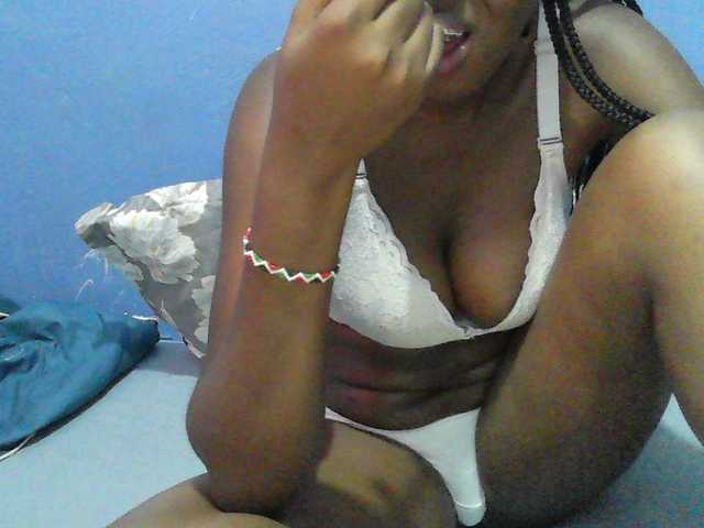 Mystiq-Ella Live Cam on BongaCams