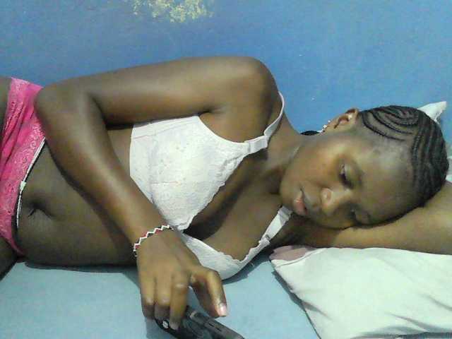 le modèle Mystiq-Ella est en webcam porno dans un show sur le site bongacams, il possède les tags suivants: Ebony,Brunette,Hairy