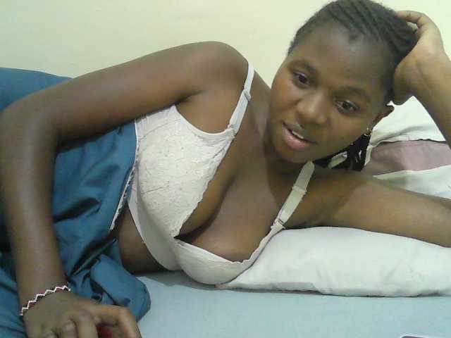 Mystiq-Ella live cam on BongaCams