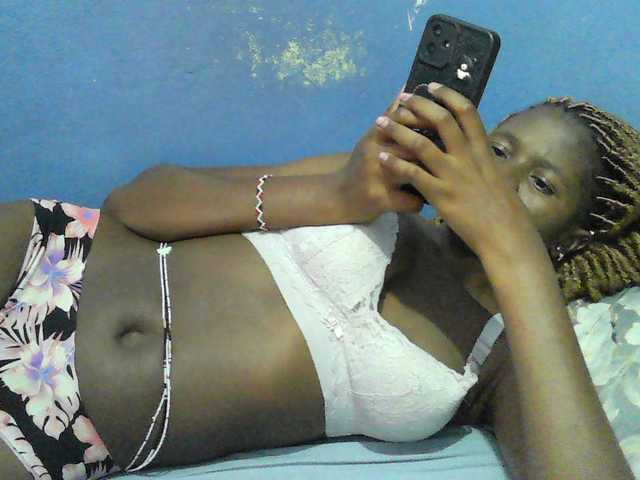 Mystiq-Ella live cam on BongaCams