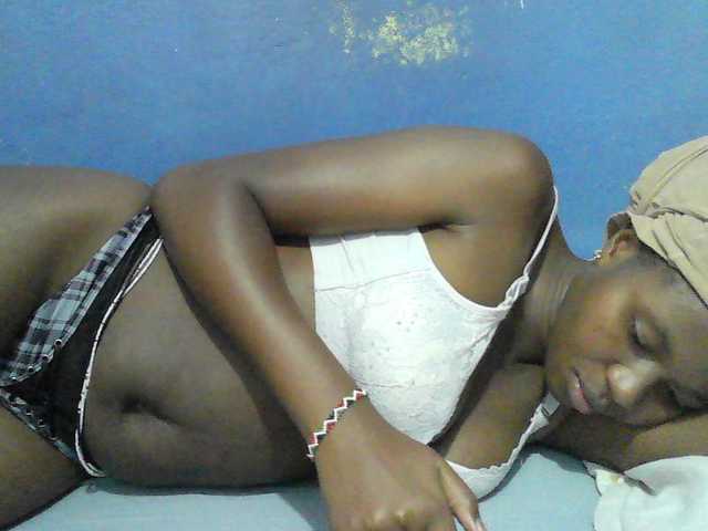 Mystiq-Ella live cam on BongaCams