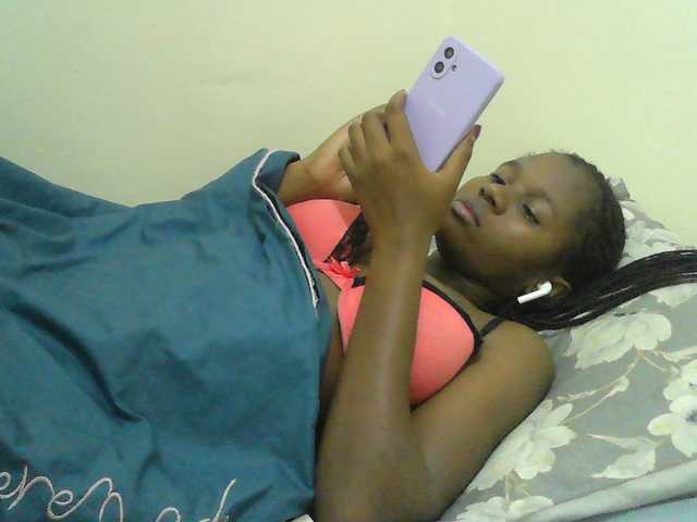 Mystiq-Ella live cam on BongaCams