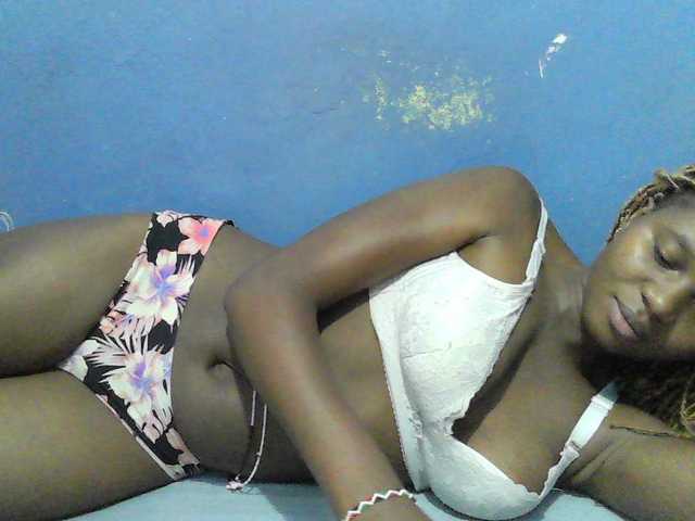 Mystiq-Ella live cam on BongaCams