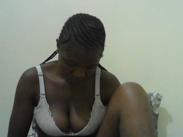 Mystiq-Ella live cam on BongaCams
