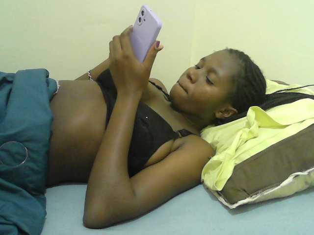 Mystiq-Ella live cam on BongaCams