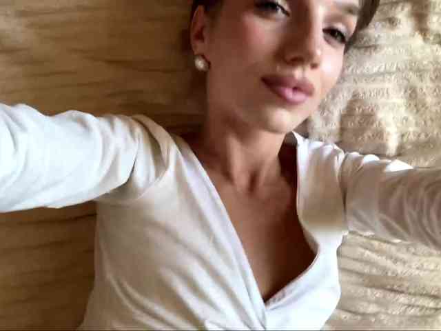 BlondellFriot Live Webcam on BongaCams
