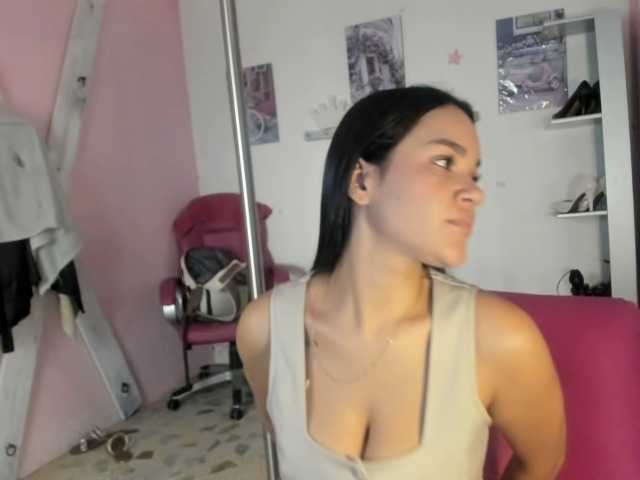 le modèle kim- est en webcam porno dans un show sur le site bongacams, il possède les tags suivants: Latino/Hispanic,Brunette,Shaved