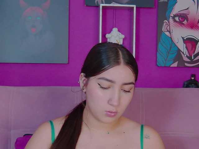 zoee-moretti's BongaCams show and profile