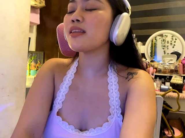 LesliDine live cam on BongaCams