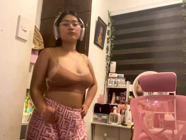 LesliDine live cam on BongaCams