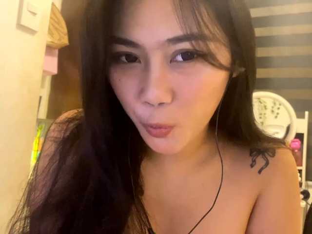 LesliDine live cam on BongaCams