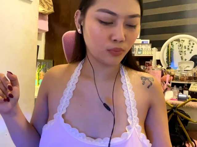 LesliDine live cam on BongaCams