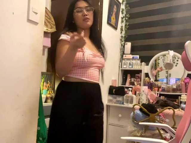 LesliDine live cam on BongaCams