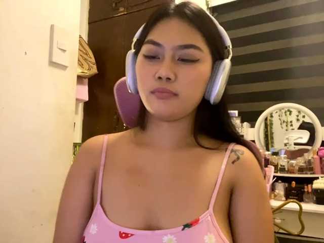 LesliDine live cam on BongaCams