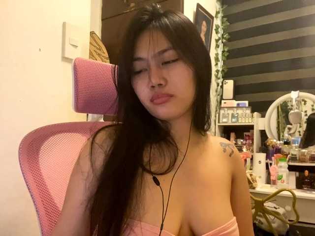 LesliDine live cam on BongaCams