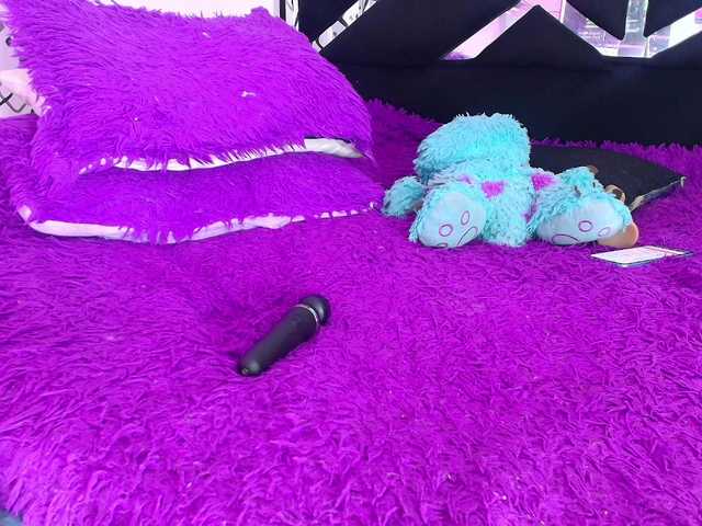 Karlarodriguez1's BongaCams show and profile