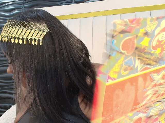 Nicol-Zurich, live now on BongaCams