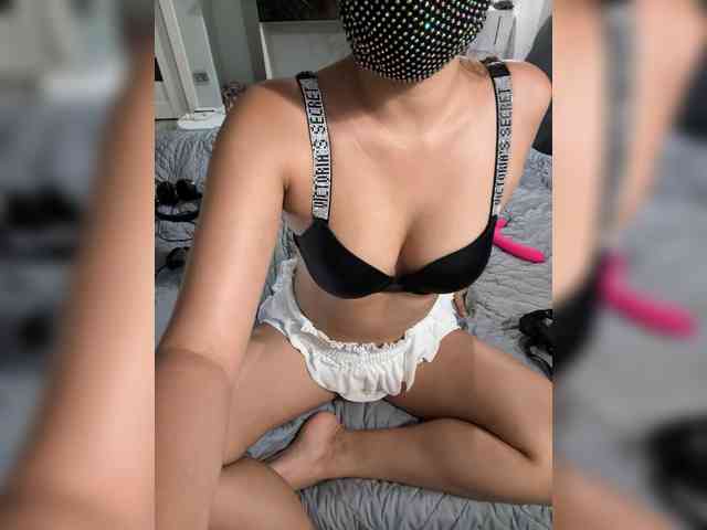 Monica2005 webcam