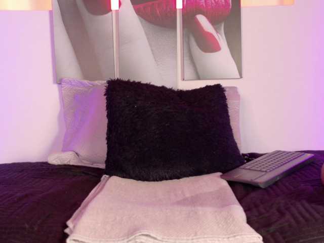 Miia-Blace live cam on BongaCams
