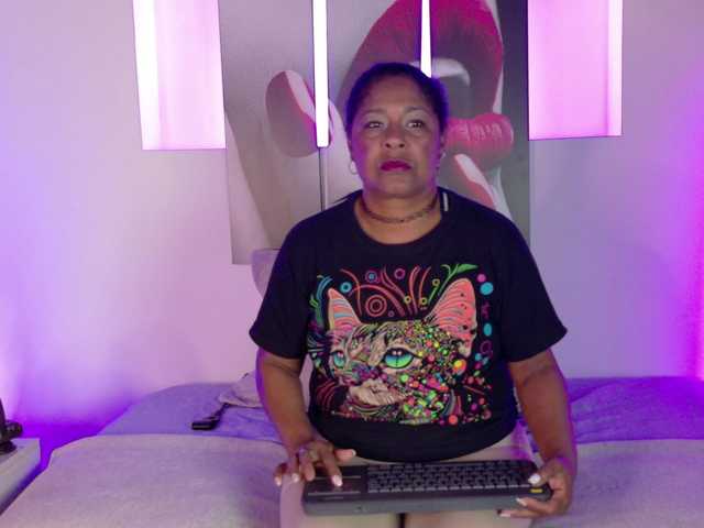 Miia-Blace live cam on BongaCams