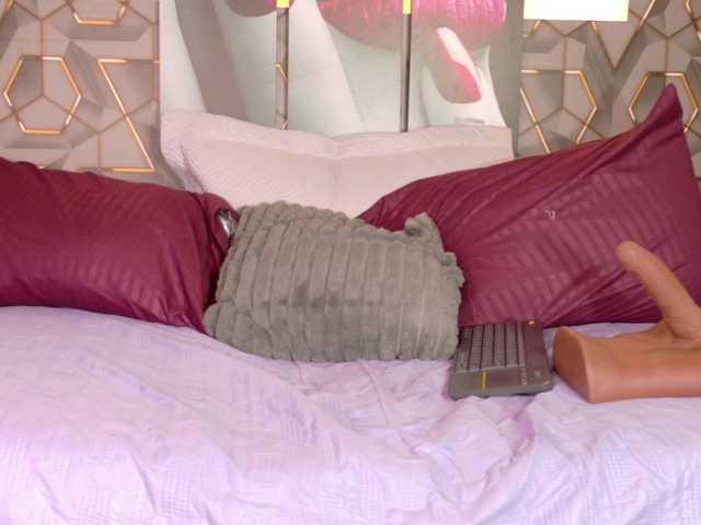 Miia-Blace live cam on BongaCams