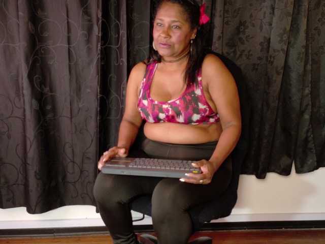 Miia-Blace live cam on BongaCams