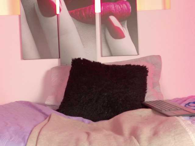 Miia-Blace live cam on BongaCams