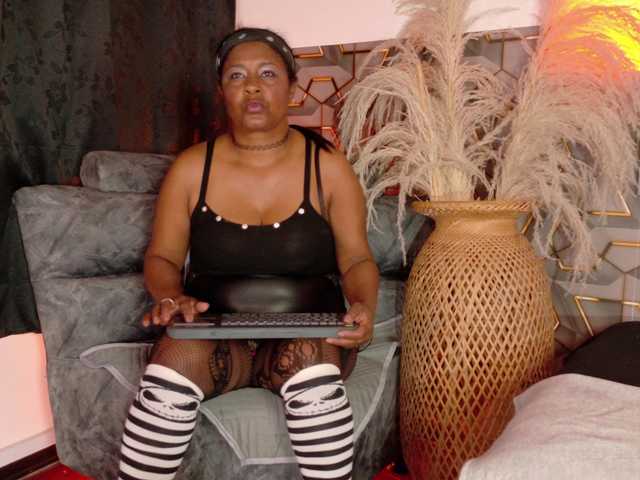 Miia-Blace live cam on BongaCams