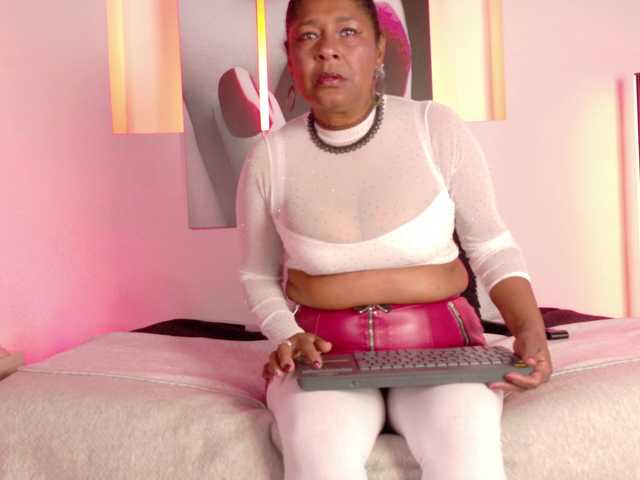 Miia-Blace live cam on BongaCams