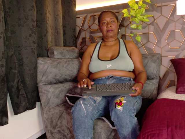 Miia-Blace live cam on BongaCams