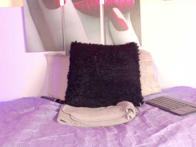 Miia-Blace live cam on BongaCams