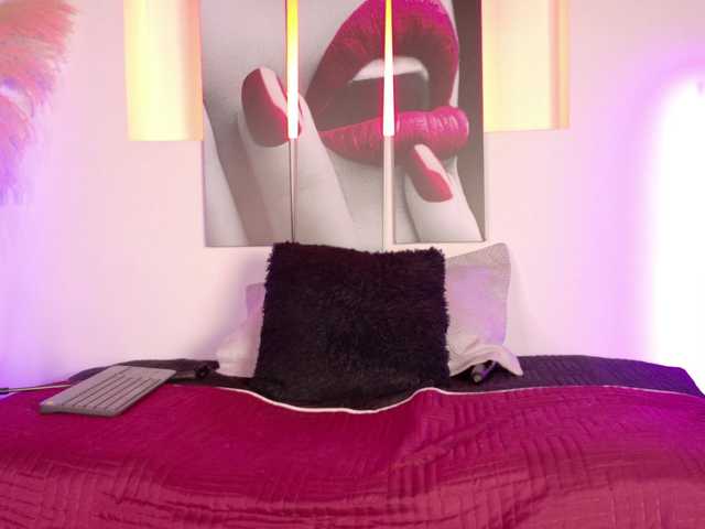 Miia-Blace live cam on BongaCams