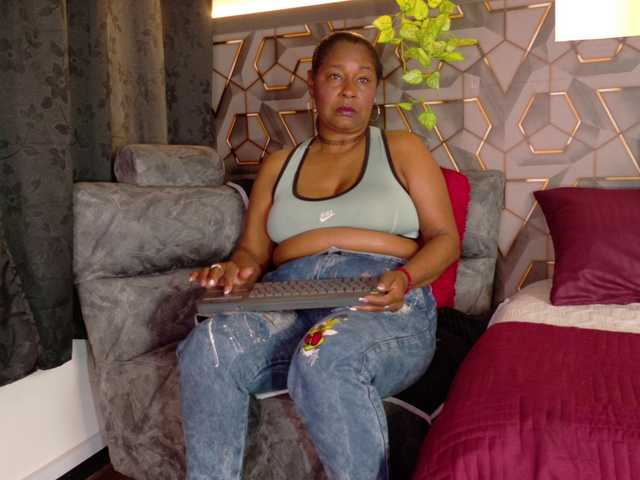Miia-Blace live cam on BongaCams