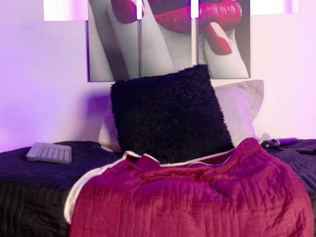 Miia-Blace live cam on BongaCams