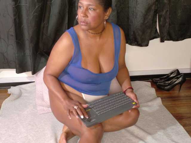 Miia-Blace live cam on BongaCams