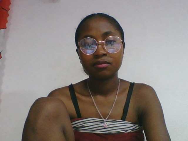 le modèle Marinah1a est en webcam porno dans un show sur le site bongacams, il possède les tags suivants: Ebony,Brunette,Shaved
