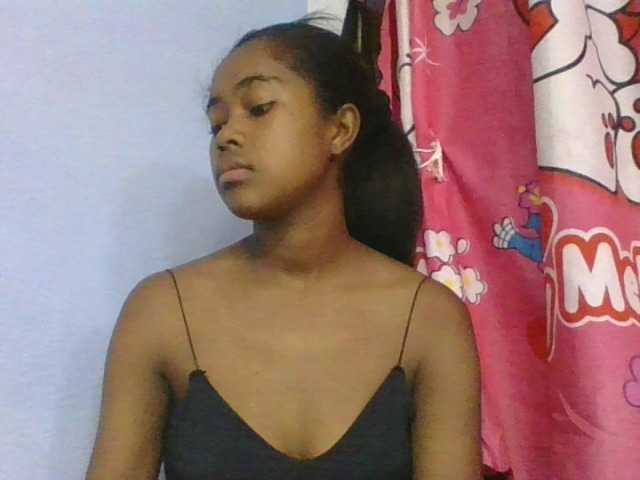 le modèle Phaniah1a est en webcam porno dans un show sur le site bongacams, il possède les tags suivants: Ebony,Brunette,Shaved