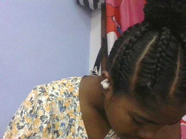 le modèle Phaniah1a est en webcam porno dans un show sur le site bongacams, il possède les tags suivants: Ebony,Brunette,Shaved