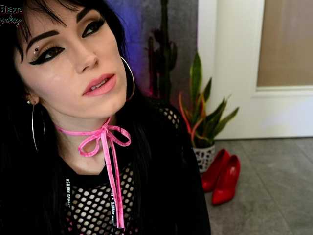 le modèle TigerBlazeFoxyMonkey est en webcam porno dans un show sur le site bongacams, il possède les tags suivants: White/Caucasian,Brunette,Shaved