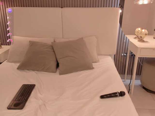 Violetta-Hills live cam on BongaCams