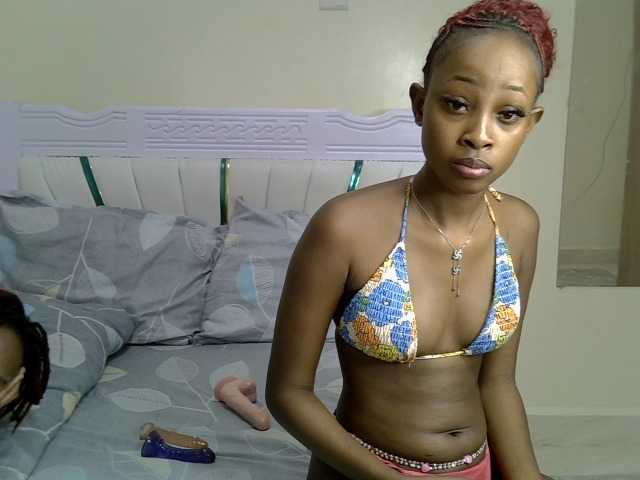 PetiteNoir Live Cam on BongaCams