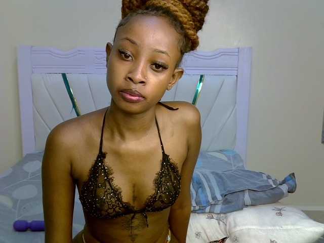 PetiteNoir live cam on BongaCams