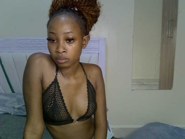 PetiteNoir live cam on BongaCams