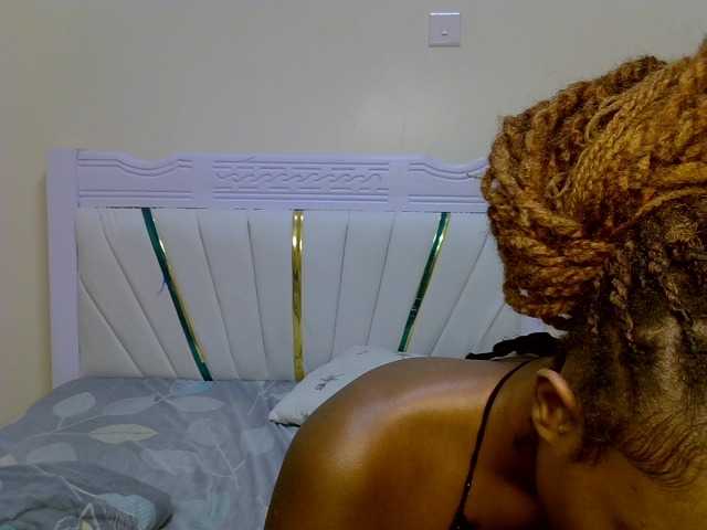 PetiteNoir live cam on BongaCams