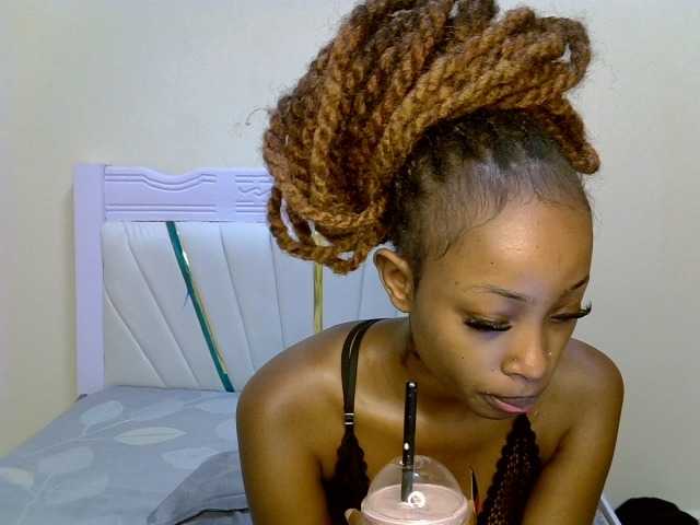PetiteNoir live cam on BongaCams