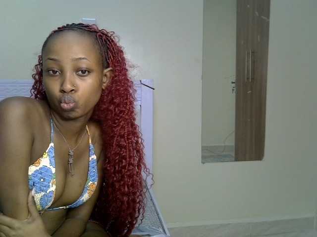 PetiteNoir live cam on BongaCams