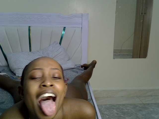 PetiteNoir live cam on BongaCams